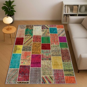Può includere: Un tappeto patchwork rettangolare con un vivace mix di colori e motivi. Il tappeto presenta una varietà di quadrati in tonalità di rosso, verde, blu, giallo e viola. Ogni quadrato ha un design unico, creando una superficie visivamente interessante e strutturata.