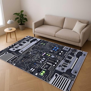 Puede incluir: Una alfombra rectangular con un diseño de placa de circuito negra. La alfombra presenta componentes grises y blancos, incluidos chips, conectores y líneas de circuito. Tiene luces de acento verdes y azules, y está colocada sobre un suelo de madera.