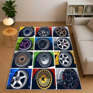 Puede incluir: Una alfombra rectangular con un patrón de cuadrícula que muestra diseños de ruedas de coche. Cada cuadrado presenta un estilo de rueda único, con diversos colores y diseños de llantas. La alfombra tiene un borde blanco y el texto "MARK ARTA" es visible.
