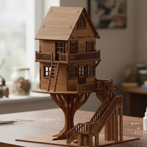 Puede incluir: Maqueta detallada de casa en el árbol de madera con una estructura de dos pisos, balcones y una escalera. La casa en el árbol está sostenida por una base de tronco de árbol y presenta una escalera. Madera marrón claro.