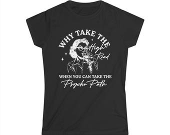 Könnte beinhalten: Schwarzes T-Shirt mit weißer Grafik einer Frau mit Brille und Glas. Der Text lautet: "WHY TAKE THE HIGH ROAD WHEN YOU CAN TAKE THE PSYCHO PATH."