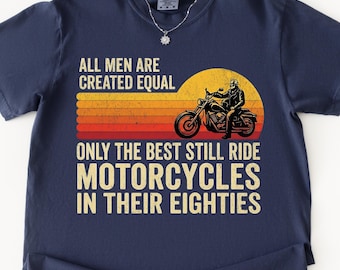 Camiseta de motociclista para anciano/Regalo para abuelos por su 80.º cumpleaños/Camiseta de cumpleaños de motociclista/Todos los hombres son iguales/Regalo para amantes de las motos/Camiseta del Día del Padre
