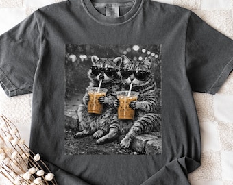 Camiseta con mapache y gato tomando café helado/Camiseta gráfica vintage con meme divertido de animales