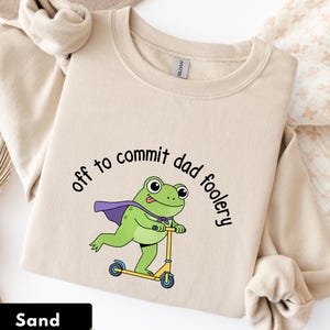 Off To Commit Dad Foolery Funny Frog Scooter-sweater voor vader | Vaderdagcadeau