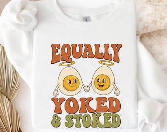 Sudadera cristiana retro divertida para pareja - Camiseta "Equally Yoked & Stoked"/ Regalo de fe para la generación Z/millennials/ Suéter con humor y versículos bíblicos