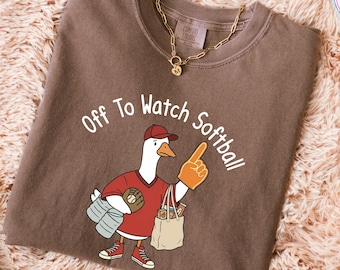 Camiseta Off To Watch Softball Mom Goose / Regalo para aficionados al deporte en el día del partido de sóftbol