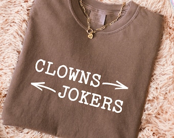 Payasos a la derecha, bromistas a la izquierda, meme sarcástico, camiseta de colores cómodos