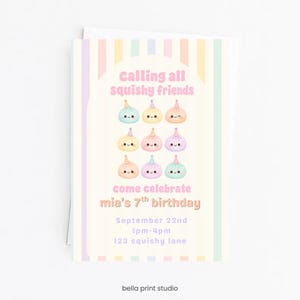 Könnte beinhalten: Eine Geburtstagseinladungskarte mit pastellfarbenen vertikalen Streifen und einem Bogendesign. Der Text lautet: Calling all squishy friends come celebrate mia's 7th birthday September 22nd 1pm-4pm 123 squishy lane. Neun niedliche Figuren tragen Partyhüte.