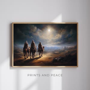 Könnte beinhalten: Ein gerahmter Druck, der drei Figuren auf Kamelen zeigt, die durch eine Wüstenlandschaft auf ein helles Licht am Himmel zusteuern. Das Kunstwerk weist eine warme Farbpalette auf, wobei der Fokus auf den Figuren und dem Himmelslicht liegt. Der Text "PRINTS AND PEACE" befindet sich unten.