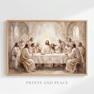 Op de afbeelding: Een ingelijste kunstprint die het Laatste Avondmaal weergeeft in een monochroom beige en crème palet. De scène toont een centrale figuur aan een lange tafel met twaalf anderen in een stenen kamer met bogen. De tekst PRINTS AND PEACE staat onderaan.
