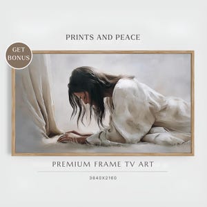 Puede incluir: Impresión enmarcada que representa a una persona con una túnica blanca, arrodillada con la cabeza inclinada. La obra de arte tiene un estilo suave y pictórico con tonos neutros. Los textos "PRINTS AND PEACE" y "PREMIUM FRAME TV ART" son visibles.