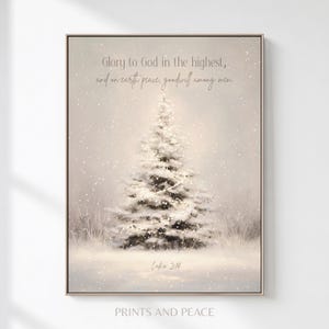Op de afbeelding: Een rechthoekige wandkunstprint met een met sneeuw bedekte groenblijvende boom in een winterlandschap. De tekst luidt: Glory to God in the highest, and on earth peace, goodwill among men. Luke 2:14. De scène is weergegeven in zachte, gedempte tinten.