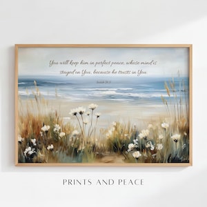 Könnte beinhalten: Ein gerahmter Druck mit einer ruhigen Strandszene und dem Zitat: „Du wirst ihn in vollkommenem Frieden bewahren, dessen Sinn auf dich gerichtet ist, denn er vertraut auf dich.“ Das Kunstwerk zeigt Meer, Blumen und Gräser. Der Text „PRINTS AND PEACE“ befindet sich unten.