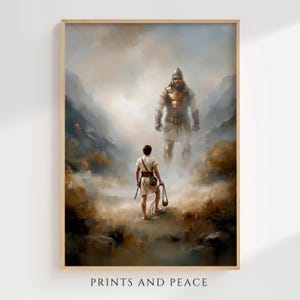 Puede incluir: Una impresión de arte mural vertical que representa a una pequeña figura con una túnica clara sosteniendo una honda, de pie en un paisaje brumoso y rocoso frente a un gigante imponente con armadura, casco metálico y peto. El texto PRINTS AND PEACE está debajo.