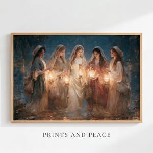 Puede incluir: Una impresión artística enmarcada titulada PRINTS AND PEACE que muestra a cinco figuras con túnicas fluidas en un entorno oscuro y brumoso. Cada figura sostiene una linterna brillante, proyectando una luz cálida sobre sus rostros y ropas.