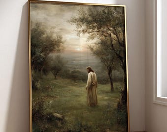 Puede incluir: Una impresión artística enmarcada que representa a una figura con una túnica larga de color claro de pie en un campo de hierba rodeado de árboles. La escena presenta una paleta de colores suaves y apagados con un sol al horizonte.