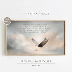 Könnte beinhalten: Gerahmter Kunstdruck mit einem fliegenden Adler vor einem bewölkten Himmel. Das Kunstwerk enthält den Text "PRINTS AND PEACE" und einen Bibelvers. Der Rahmen hat eine hellbraune Farbe. Das Bild trägt die Aufschrift "PREMIUM FRAME TV ART".
