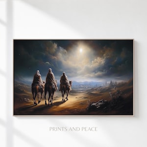 Op de afbeelding: Een rechthoekige wandkunstprint met drie figuren in lange gewaden op kamelen die door een woestijnlandschap rijden richting een heldere ster in een bewolkte nachtelijke hemel. De tekst PRINTS AND PEACE staat gecentreerd onderaan de afbeelding.