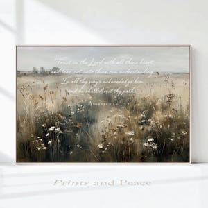 Può includere: Una stampa artistica rettangolare da parete che raffigura un paesaggio di erbe alte essiccate e fiori di campo in tonalità tenui di marrone, beige e bianco. Il testo recita: Trust in the Lord with all thine heart, and lean not unto thine own understanding. In all thy ways acknowledge him, and he shall direct thy paths. PROVERBS 3:5-6.