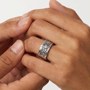 Anillo vintage floral grabado, unisex, llamativo, joyería de plata ornamentada, diseño intrincado, accesorio estampado, idea de regalo atemporal.