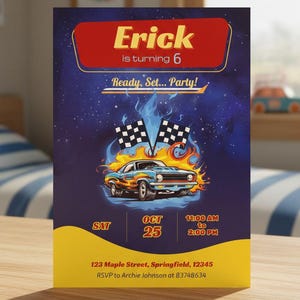 Puede incluir: Invitación de fiesta de cumpleaños con un diseño de coche de carreras vintage, llamas y banderas a cuadros. La invitación dice "Erick cumple 6 años" y la fecha es el "25 de octubre". La hora de la fiesta es de 11:00 a 14:00. El diseño es azul y amarillo.
