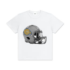 Puede incluir: Camiseta blanca con un gráfico de un casco de fútbol americano plateado. El casco tiene un logotipo azul y amarillo y una máscara negra. La camiseta es de cuello redondo. La imagen está centrada en la camiseta.