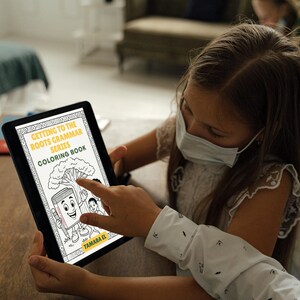 Pode incluir: Um tablet exibe uma página de livro de colorir da série "Getting to the Roots Grammar". A página apresenta uma árvore e um personagem de livro sorrindo. Um dedo aponta para a tela.