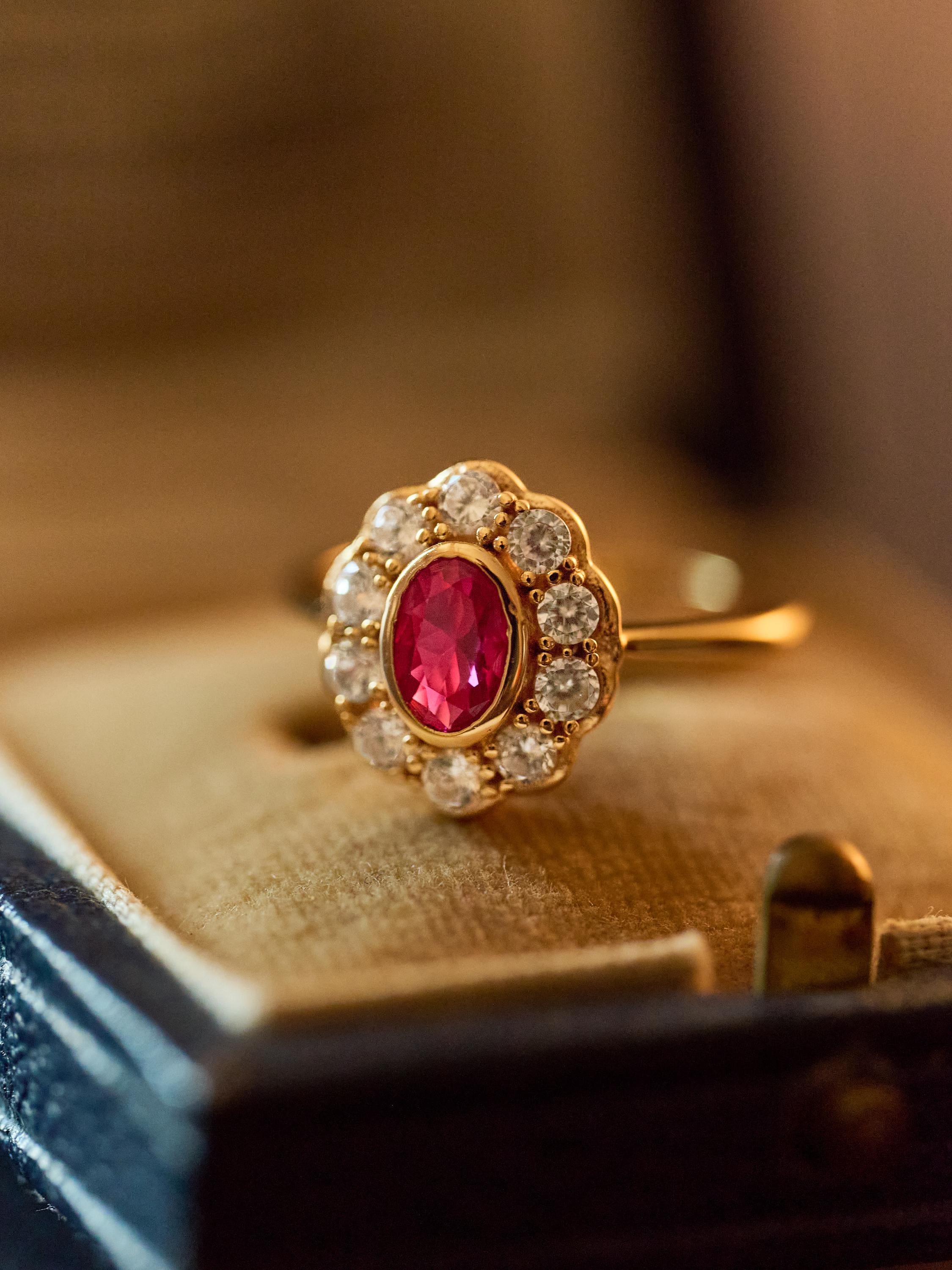 Bague Marquise En Métal Argenté Sertie D'un Cabochon Rouge Rubis Et Strass Blancs - Taille 62 - Occasion