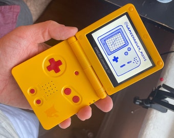 Gameboy Advance SP modifiée GBASP Pikachu IPS - écran rétroéclairé avec batterie neuve, boutons, coque, objectif en verre, batterie, jeu gratuit !