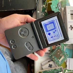 Passgenaue GBASP IPS Modded Gameboy Advance SP - Bildschirm mit Hintergrundbeleuchtung mit neuer Batterie, Knöpfe, Hülle, Glaslinse, Batterie, kostenloses Spiel!