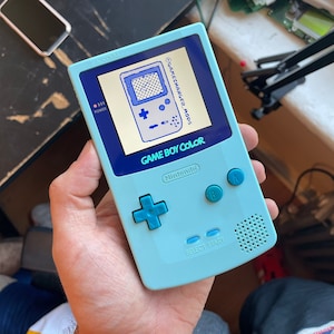 Logo LED IPS Q5 personalizzato xl RETROILLUMINATO FunnyPlaying Nintendo Gameboy Color e gioco gratuito! con nuovo alloggiamento, altoparlante, pulsanti, lente dello schermo. Fantastico!