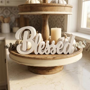 Letrero tridimensional con la palabra "Bendito" en cursiva, decoración de estilo rústico con temática religiosa, acabado mate blanco y negro. imagen 3