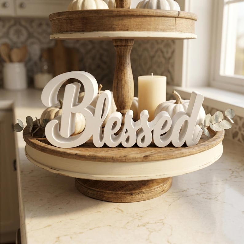 Letrero tridimensional con la palabra "Bendito" en cursiva, decoración de estilo rústico con temática religiosa, acabado mate blanco y negro. imagen 3