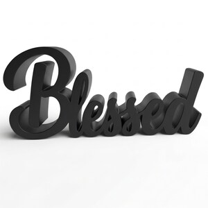 Letrero tridimensional con la palabra "Bendito" en cursiva, decoración de estilo rústico con temática religiosa, acabado mate blanco y negro. Negro
