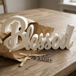 Letrero tridimensional con la palabra "Bendito" en cursiva, decoración de estilo rústico con temática religiosa, acabado mate blanco y negro. imagen 5