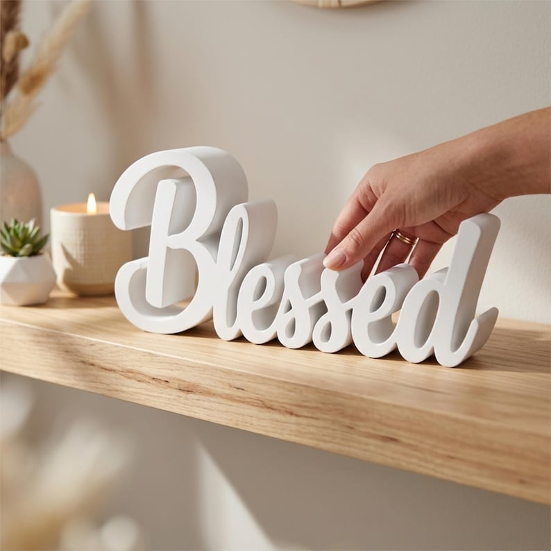 Puede incluir: Una taza de cer&aacute;mica blanca con un asa negra y el texto "But First, Coffee" en un estilo manuscrito. La taza est&aacute; sobre una superficie blanca. La taza mide aproximadamente 10 cm de alto.