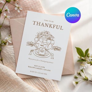 Könnte beinhalten: Eine Thanksgiving-Einladungskarte mit dem Text "TIME TO BE THANKFUL" in Braun. Die Karte zeigt eine detaillierte Illustration einer Thanksgiving-Tischdekoration mit einem Blumengesteck. Die Einladung enthält Datum, Uhrzeit und Ort.