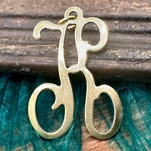 Dije vintage de latón crudo con letra K en forma de monograma para collar, pendientes, pulsera, tobillera, colgante, regalo de oro para ella y él