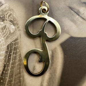 Dije vintage de latón crudo con letra P para collar, monograma, inicial, nombre, pendientes, pulsera, tobillera, colgante, regalo de oro para ella y él.