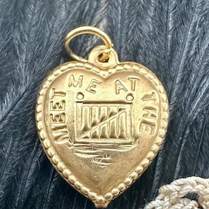 ヴィンテージビクトリアンスタイル 真鍮製 パフィーハートチャームペンダントネックレス MEET ME At The GATE ゴールド ロマンティックギフト スイートハートブレスレットイヤリング