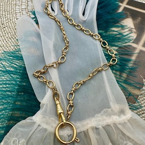 Cadena para reloj de bolsillo estilo victoriano vintage de acero inoxidable con anilla de resorte y clip giratorio, con dije de perro, chapada en oro.