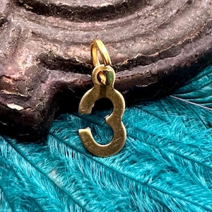 Dije vintage de latón crudo con el número 3, para collar, pulsera, pendientes, tobillera, joyería, regalo para ella o para una cita.
