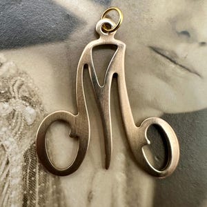 Dije vintage de latón crudo con letra M para collar, monograma, inicial, nombre, pendientes, pulsera, tobillera, colgante, regalo de oro para ella y él.