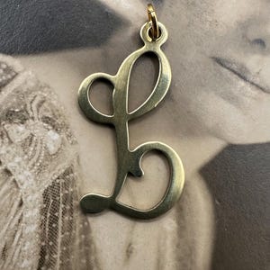 Dije vintage de latón crudo con letra L para collar, monograma, inicial, nombre, pendientes, pulsera, tobillera, colgante, regalo de oro para ella y él.