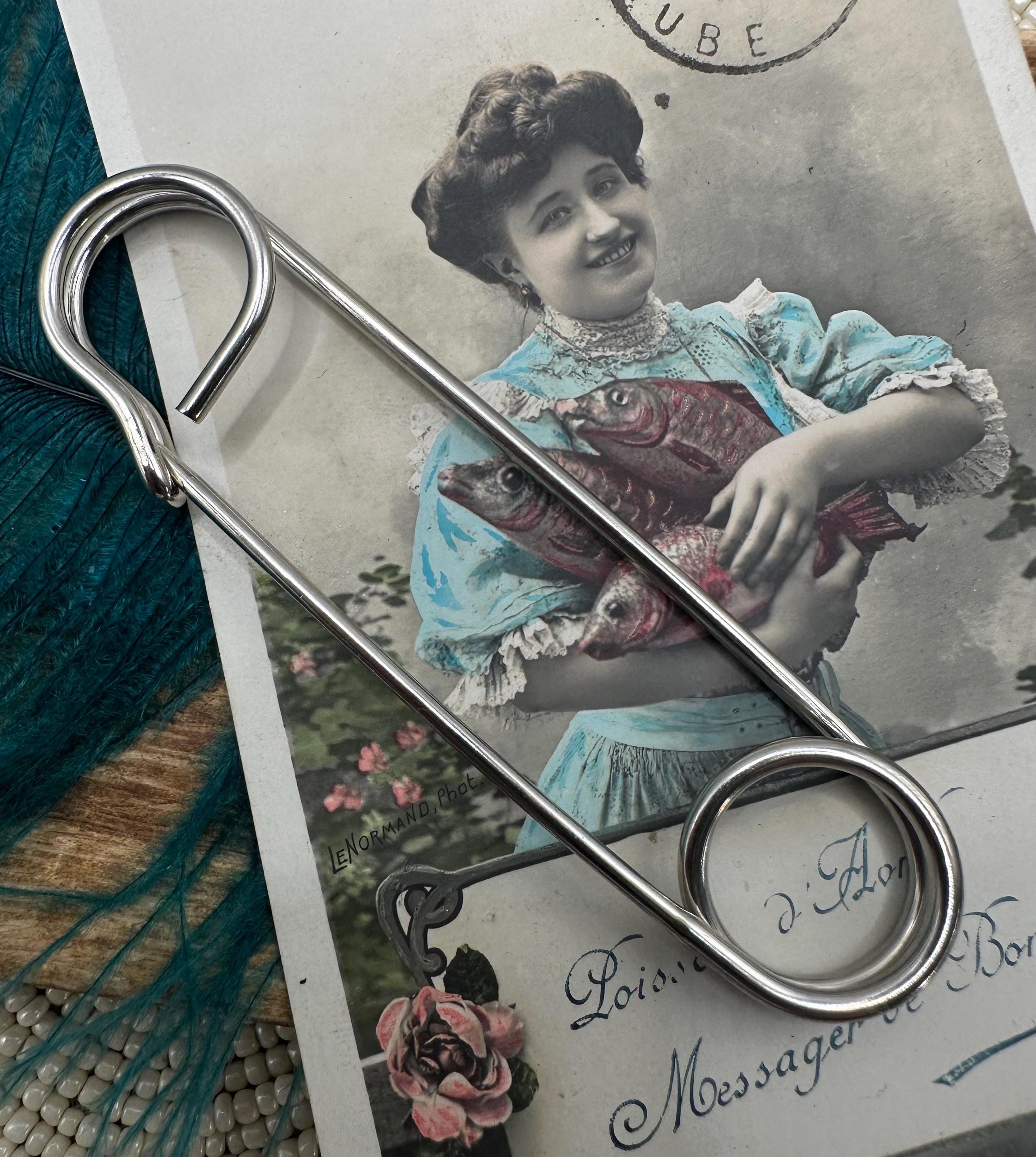 キルトピンモチーフ￼ Brass Kilt Pin Key Charm Vintage Silver Plated Big Kilt Safety Pin CHARM HOLDER Pin Gold