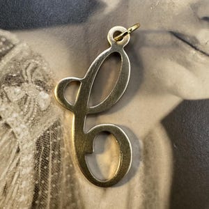 Dije vintage de latón crudo con letra C para collar, monograma, inicial, nombre, pendientes, pulsera, tobillera, colgante, regalo de oro para ella y él.