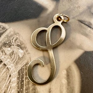 Dije vintage de latón crudo con letra S para collar, monograma, inicial, nombre, pendientes, pulsera, tobillera, colgante, regalo de oro para ella y él.