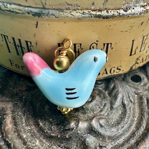 Vintage stijl handgeschilderde blauw roze PORSELEINEN VOGELBEDEL voor ketting hanger keramiek cadeau voor haar Vogelliefhebber gouden sieraden maken kraal
