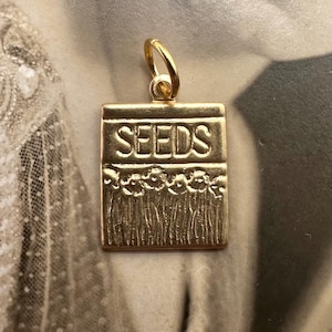 Dije vintage de latón crudo con forma de paquete de semillas de flores para collar, pendientes, pulsera, tobillera, colgante de oro, regalo para ella, delicada planta de jardinería.
