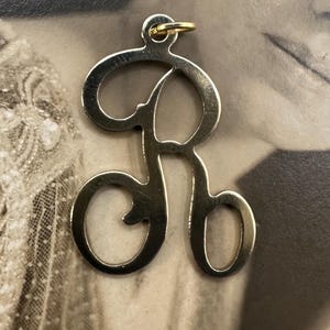 Dije vintage de latón crudo con letra R para collar, monograma, inicial, nombre, pendientes, pulsera, tobillera, colgante, regalo de oro para ella y él.